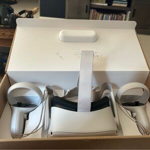 Oculus White VR Headset with Controllers